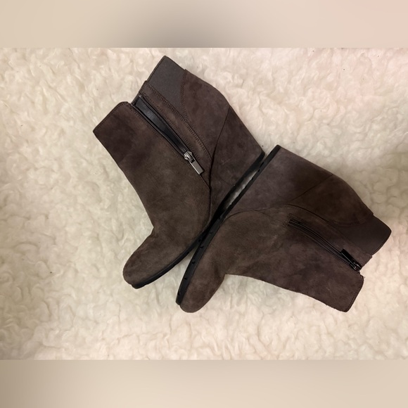 Clarks Rosepoint Bell Side Zip Wedge Ankle Bootie Brown Suede - Picture 3 of 8